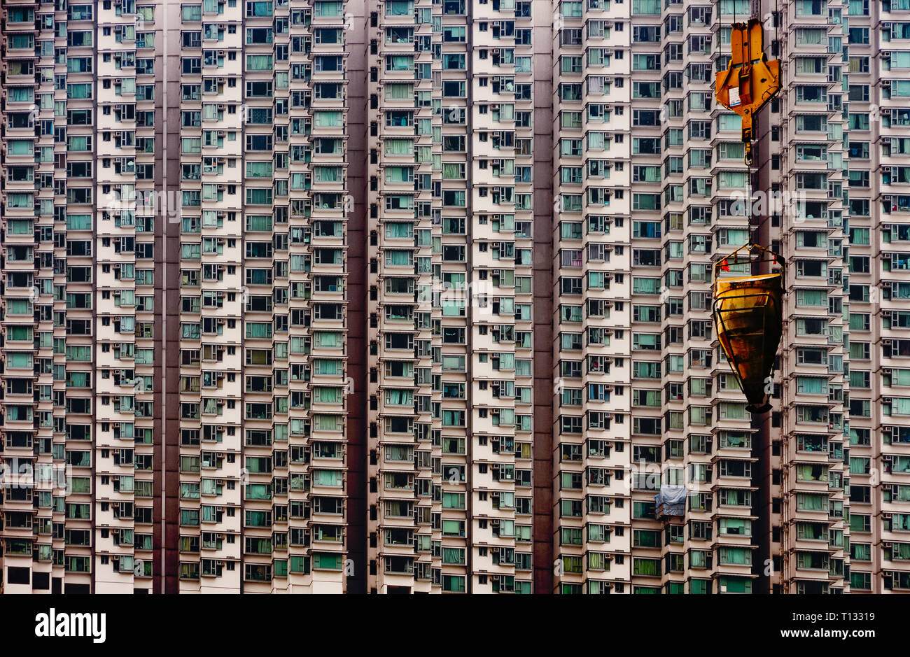 Gratte-ciel de Hong Kong, l'espace restreint, la surpopulation, la construction yard, immeubles modernes, simples, grue à tour, béton seau Banque D'Images
