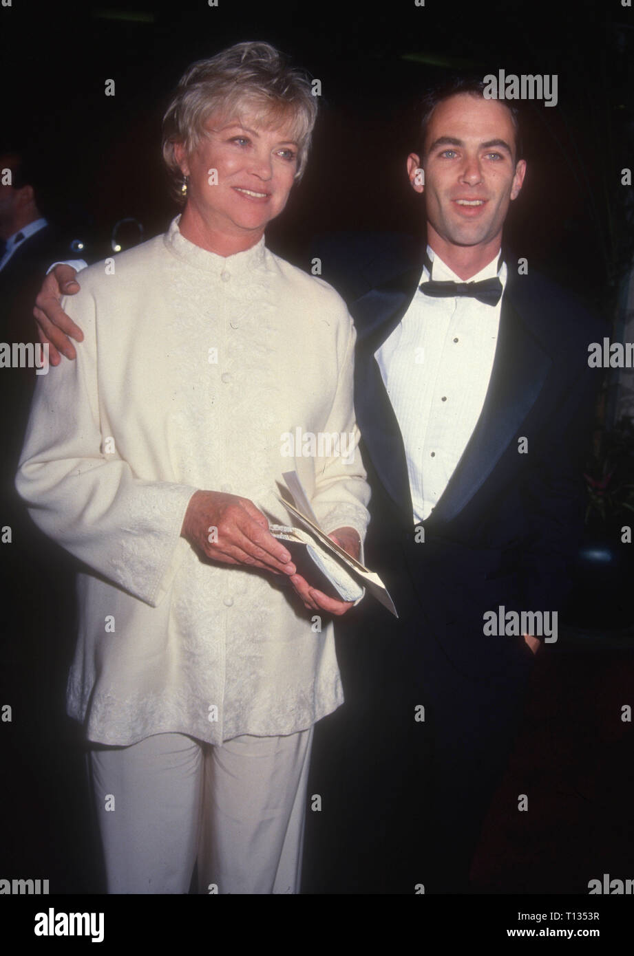 Los Angeles, CA - 3 mars : L'actrice Louise Fletcher et son fils Andrew Wilson Bick assister à la 22e Annual American Film Institute (AFI) Prix pour l'hommage à Jack Nicholson le 3 mars 1994 à l'hôtel Beverly Hilton à Beverly Hills, Californie. Photo de Barry King/Alamy Stock Photo Banque D'Images