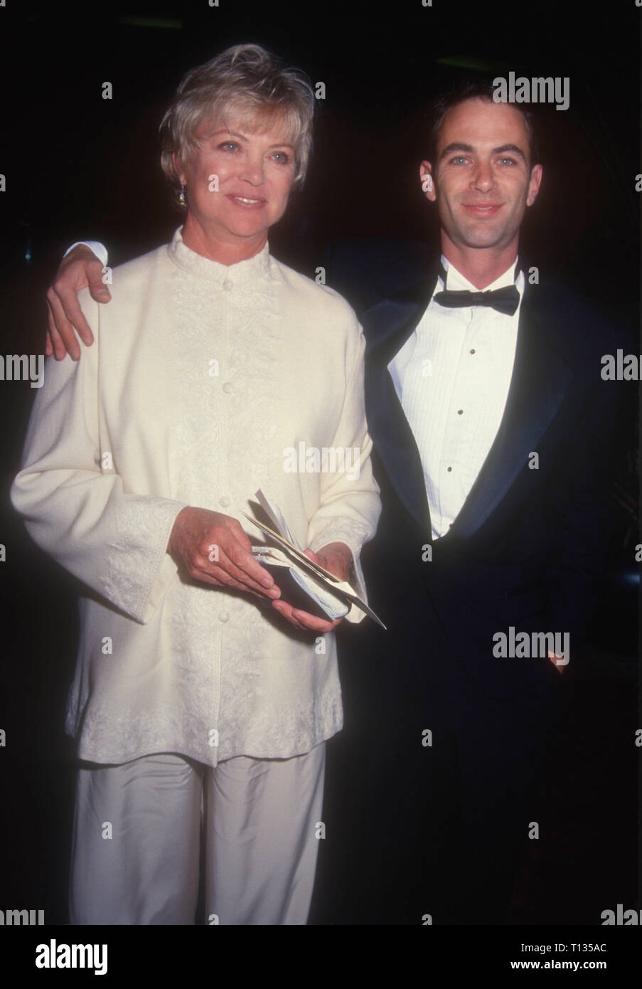 Los Angeles, CA - 3 mars : L'actrice Louise Fletcher et son fils Andrew Wilson Bick assister à la 22e Annual American Film Institute (AFI) Prix pour l'hommage à Jack Nicholson le 3 mars 1994 à l'hôtel Beverly Hilton à Beverly Hills, Californie. Photo de Barry King/Alamy Stock Photo Banque D'Images