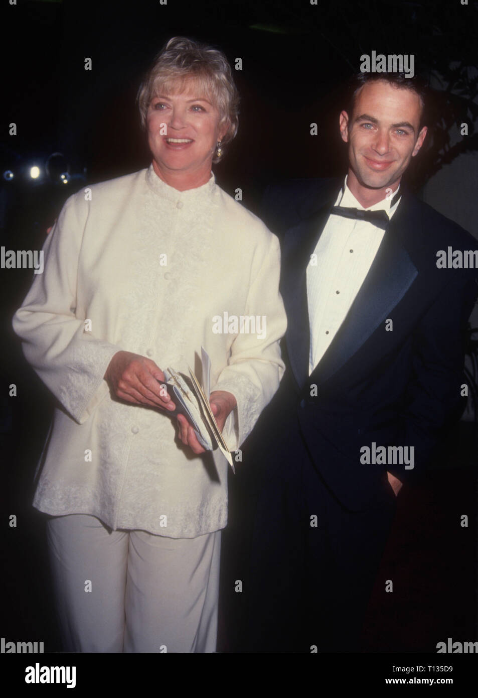 Los Angeles, CA - 3 mars : L'actrice Louise Fletcher et son fils Andrew Wilson Bick assister à la 22e Annual American Film Institute (AFI) Prix pour l'hommage à Jack Nicholson le 3 mars 1994 à l'hôtel Beverly Hilton à Beverly Hills, Californie. Photo de Barry King/Alamy Stock Photo Banque D'Images