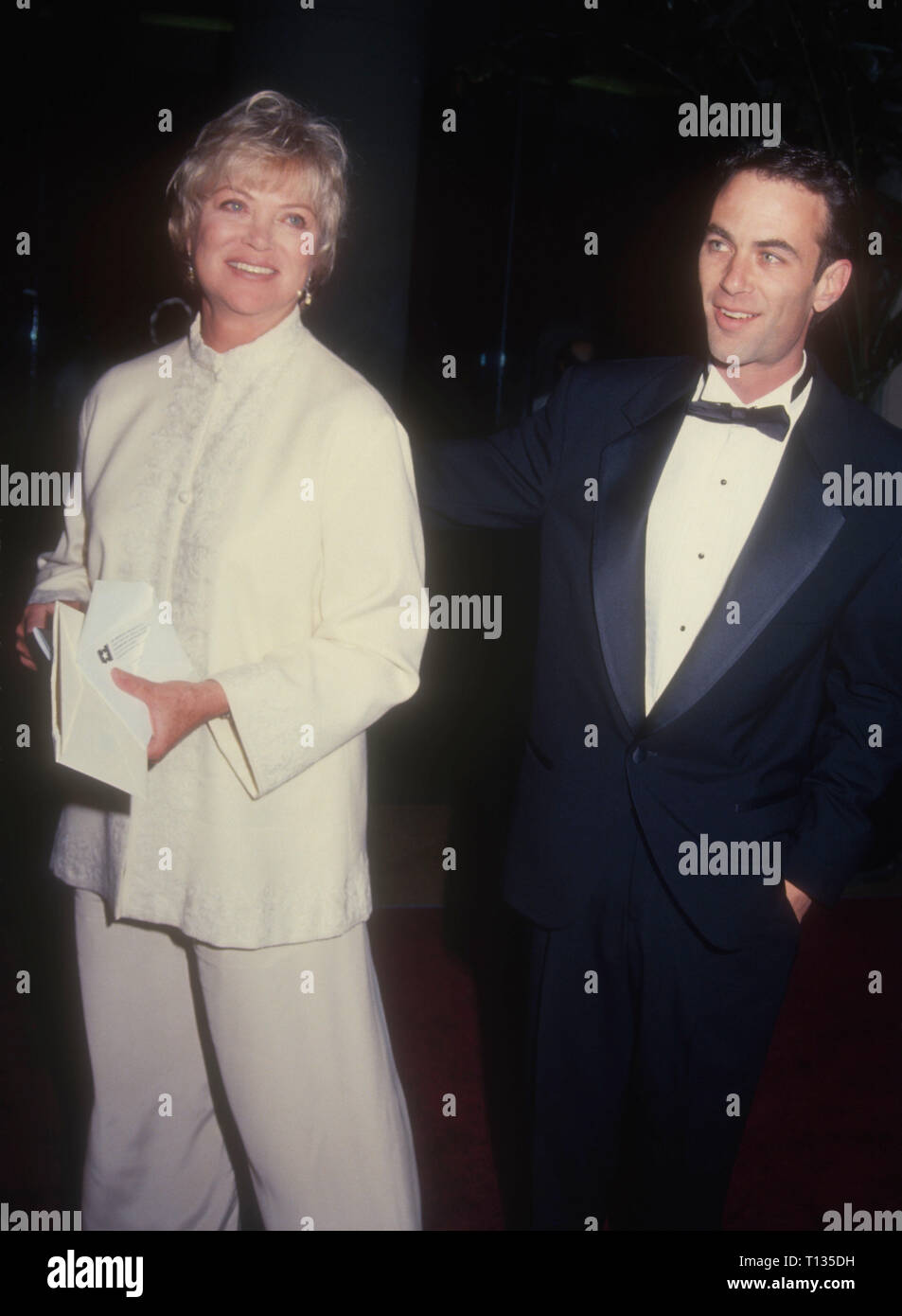 Los Angeles, CA - 3 mars : L'actrice Louise Fletcher et son fils Andrew Wilson Bick assister à la 22e Annual American Film Institute (AFI) Prix pour l'hommage à Jack Nicholson le 3 mars 1994 à l'hôtel Beverly Hilton à Beverly Hills, Californie. Photo de Barry King/Alamy Stock Photo Banque D'Images