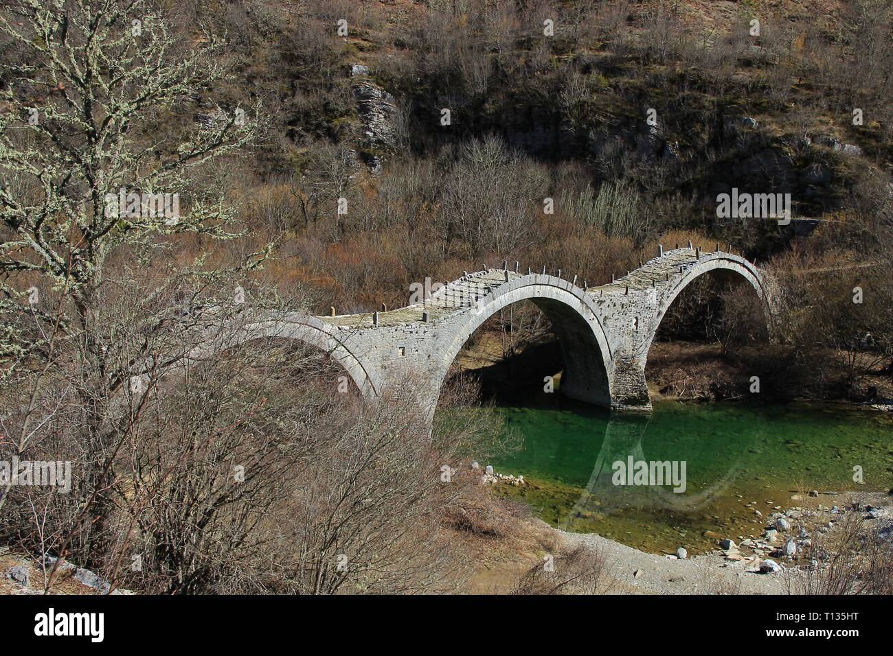 L'ancien et historique en pierre traditionnel trois arches de Plakida ou près de Kalogeriko village grec de Kipoi Zagori Ioannina, dans l'Épire, Grèce Banque D'Images