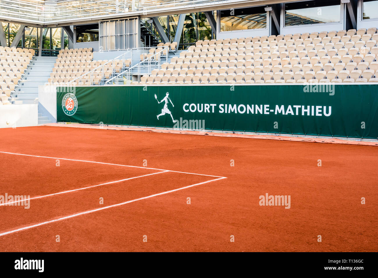 La Simonne Mathieu cour de tennis en terre battue est la plus récente de Roland Garros à Paris, où l'Open de France a lieu. Banque D'Images