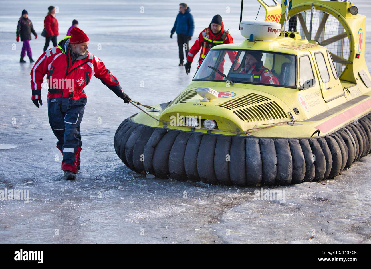 Aéroglisseur de couverts et de l'équipage de l'Agence suédoise de la Société de sauvetage en mer sur la glace du lac Malaren, Sigtuna, Suède, Scandinavie Banque D'Images