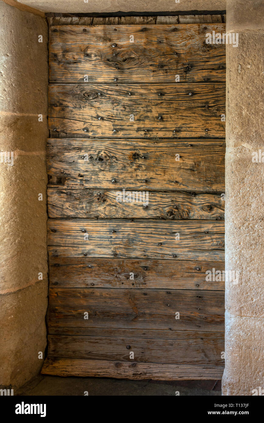 Sol en bois, porte médiévale en français village perché. Banque D'Images