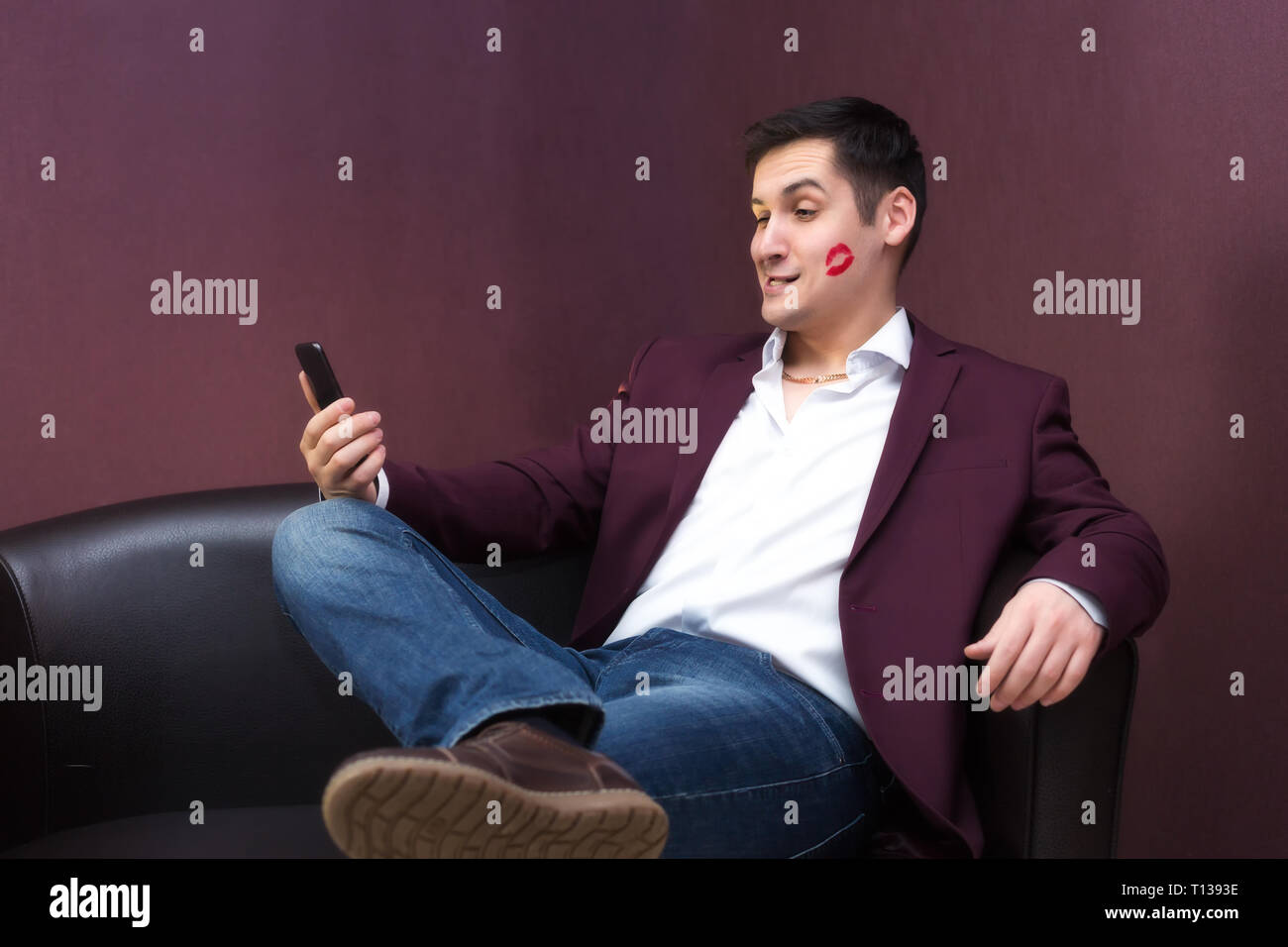 Jeune amateur de playboy avec le rouge à lèvres fait une photo sur un  smartphone Photo Stock - Alamy