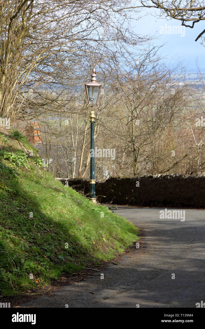 L'une des deux rues à Malvern, où la lumière des lampes à gaz toujours la voie pour véhicules, cyclistes et piétons avec l'éclairage au gaz lampe préservés. Banque D'Images