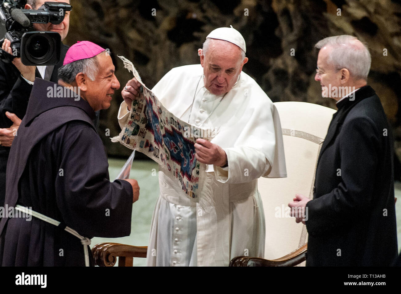 Le pape François reçoit un cadeau d'un évêque franciscain au cours de  l'audience générale hebdomadaire dans la Salle Paul VI au Vatican. Comprend  : Le Pape François Où : Rome, Italie Quand :
