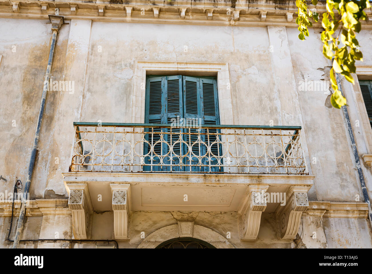 Immeuble ancien avec beau balcon à Limassol, Chypre. Banque D'Images