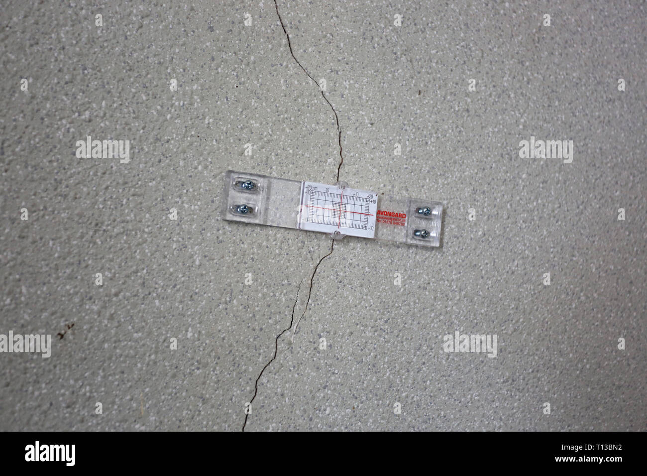 Vue générale d'une machine pour le suivi et l'affaissement de la structure de l'édifice des capacités de surveillance du mouvement, représenté sur une fissure dans un mur. Londres, Royaume-Uni. Banque D'Images