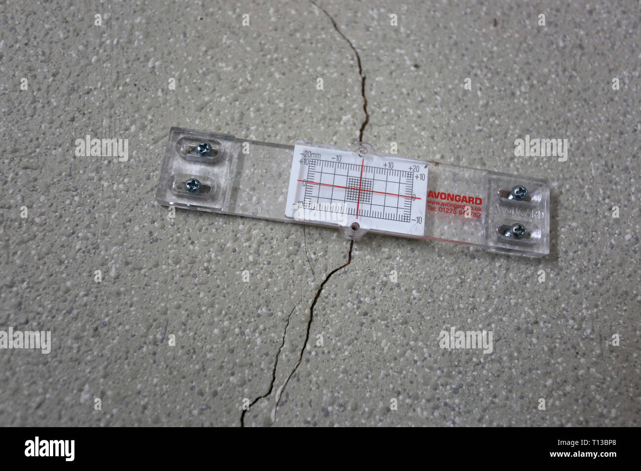 Vue générale d'une machine pour le suivi et l'affaissement de la structure de l'édifice des capacités de surveillance du mouvement, représenté sur une fissure dans un mur. Londres, Royaume-Uni. Banque D'Images