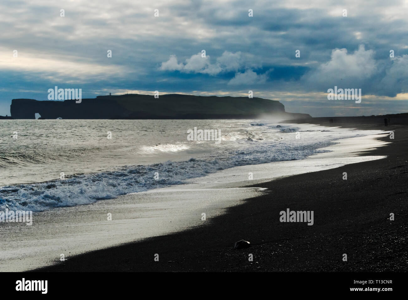 Plage Noire, Vik, Reynisfjara qui jouit, en Islande Banque D'Images