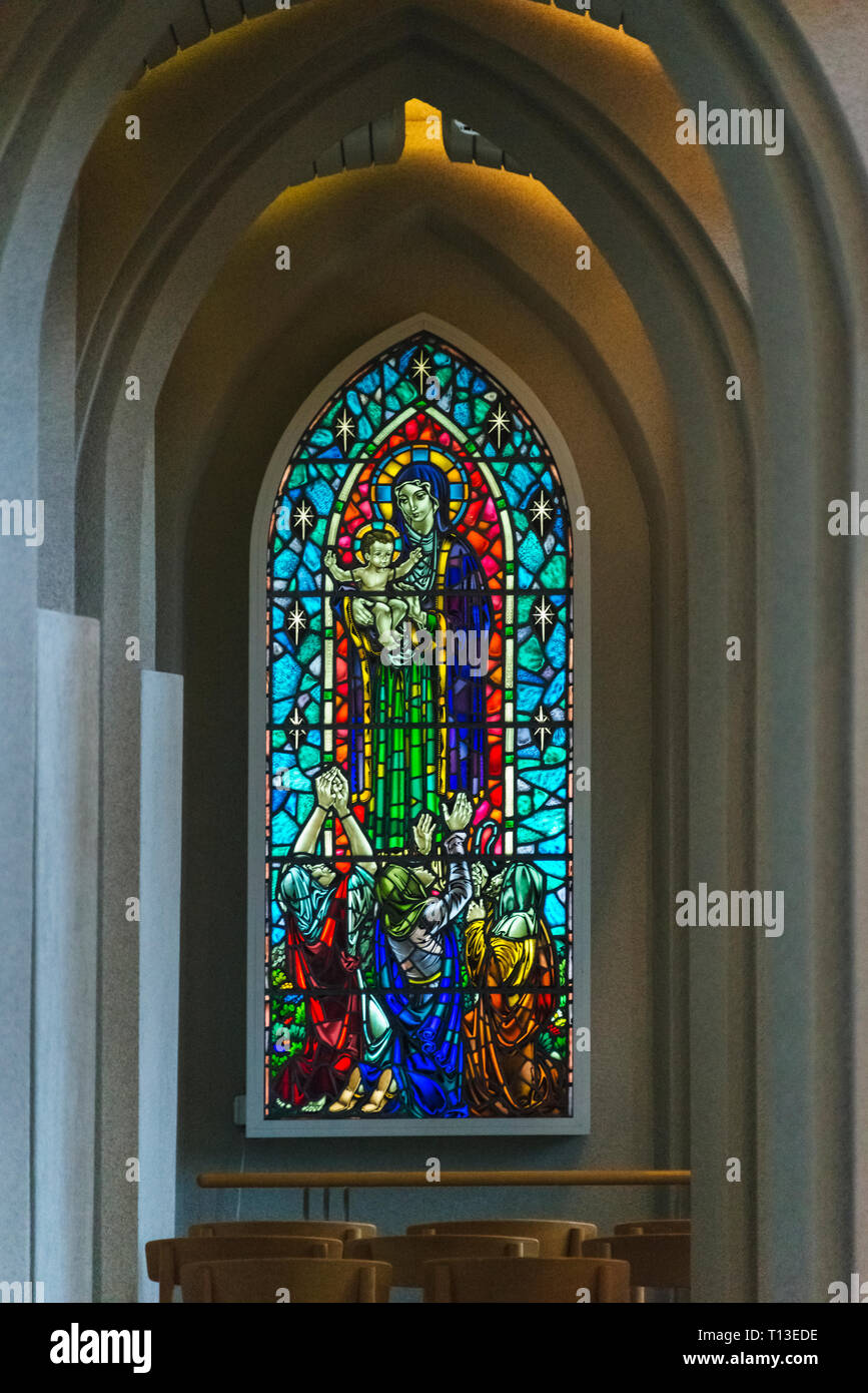 Fenêtre de vitraux à l'intérieur de l'église Hallgrimskirkja, Reykjavik, Islande Banque D'Images