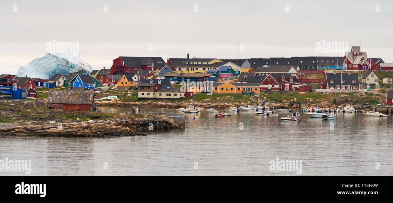 Maisons peintes de couleurs vives sur l'île Disko, Qeqertarsuaq, Groenland Banque D'Images