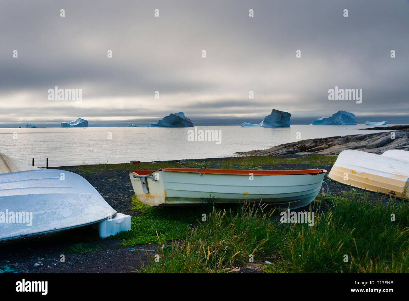 Canoës sur la plage noire, Qeqertarsuaq, Groenland Banque D'Images