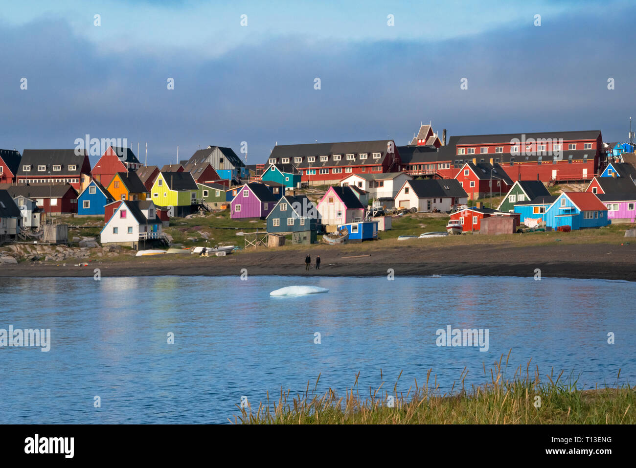 Maisons peintes de couleurs vives sur la plage, Qeqertarsuaq, Groenland Banque D'Images