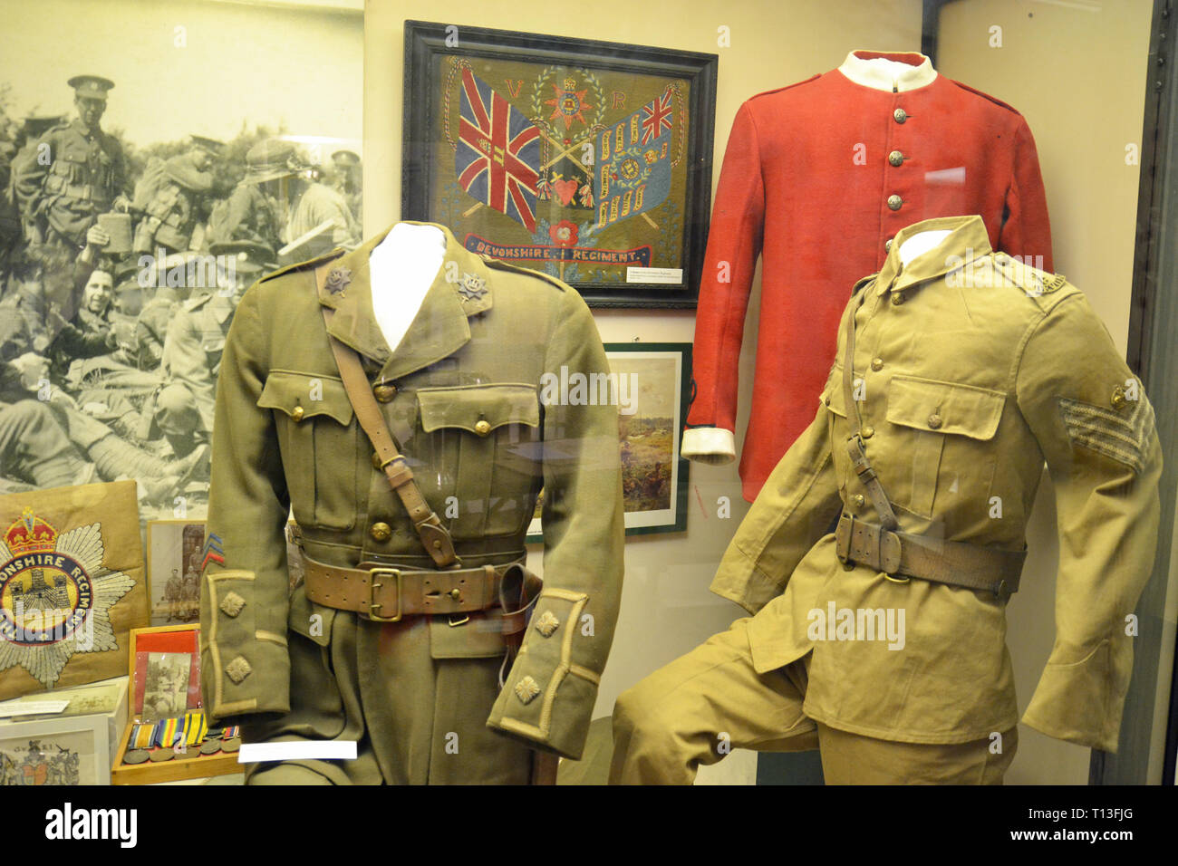 Les uniformes militaires du Devonshire Regiment, dans le musée de Barnstaple, Barnstaple, Devon, UK Banque D'Images