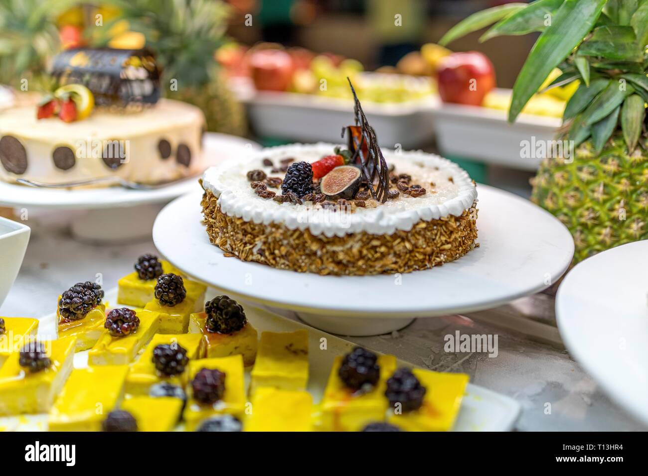 Close up d'un fruit et crème au chocolat Gâteau au fromage comme un élément central sur un luxueux buffet à volonté dans un hôtel. Banque D'Images