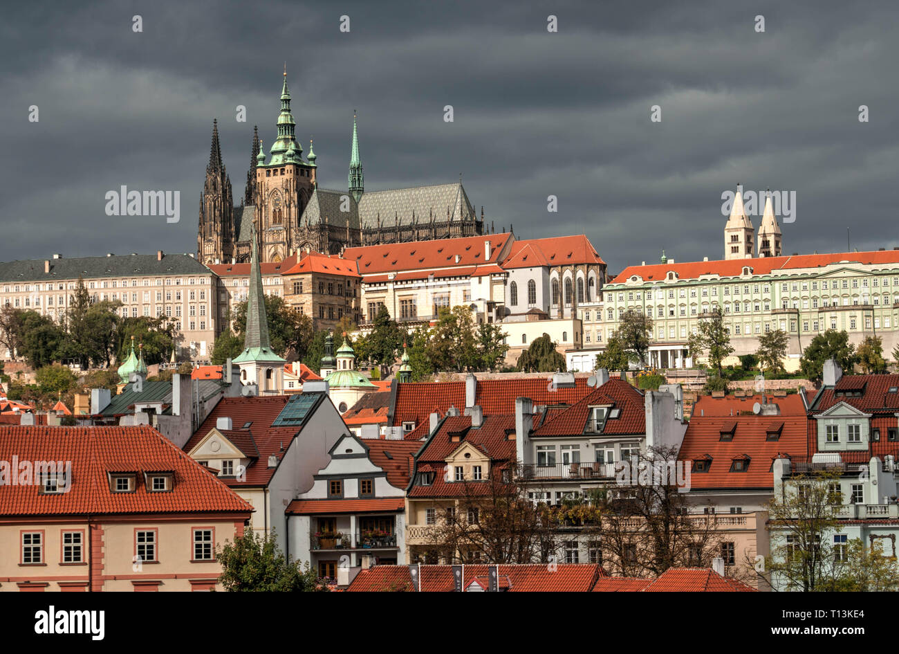 La vieille ville de Prague, Cech République. Le Château de Prague avec les églises, les chapelles et les tours Banque D'Images