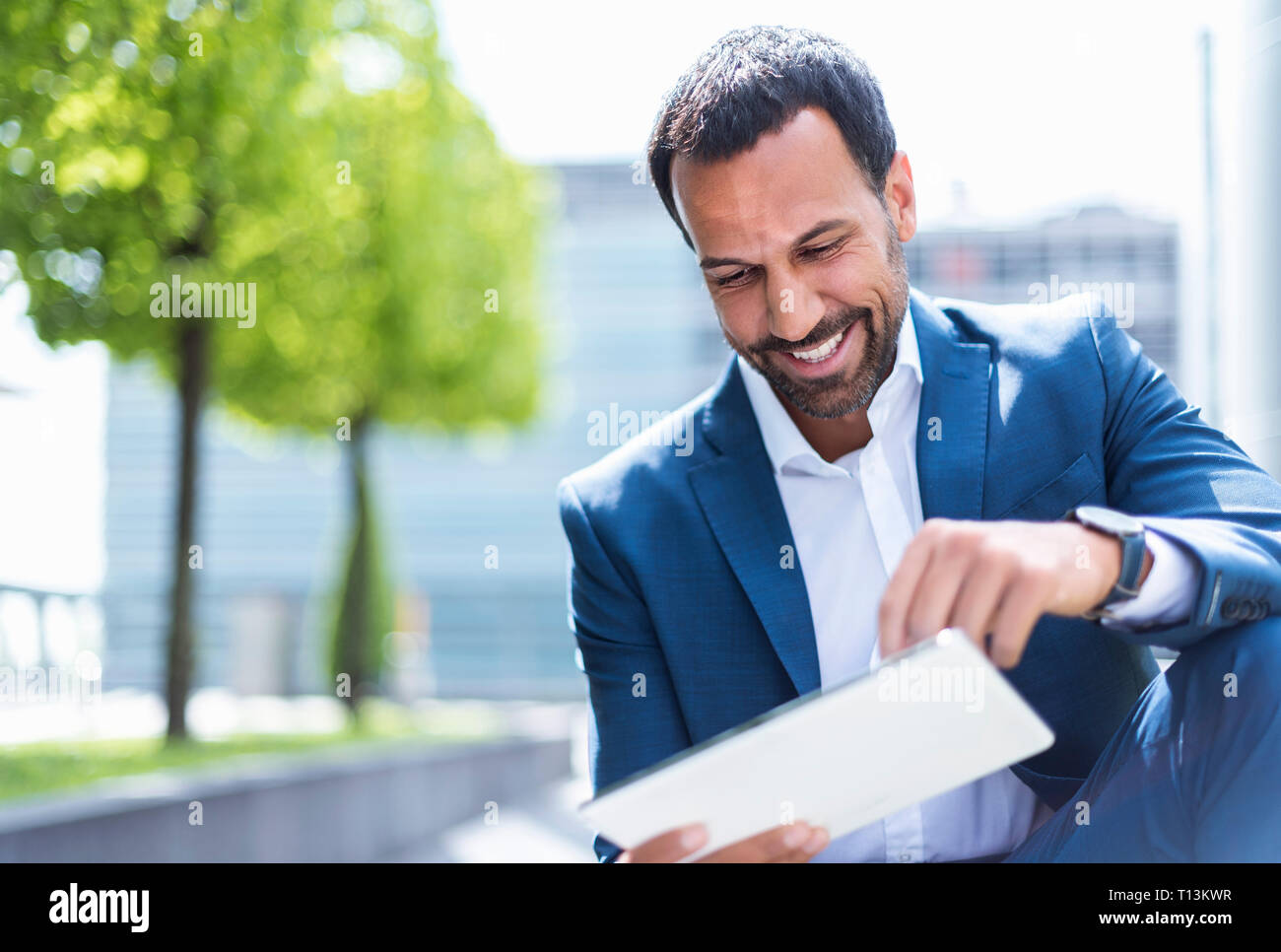 Business man using tablet Banque D'Images