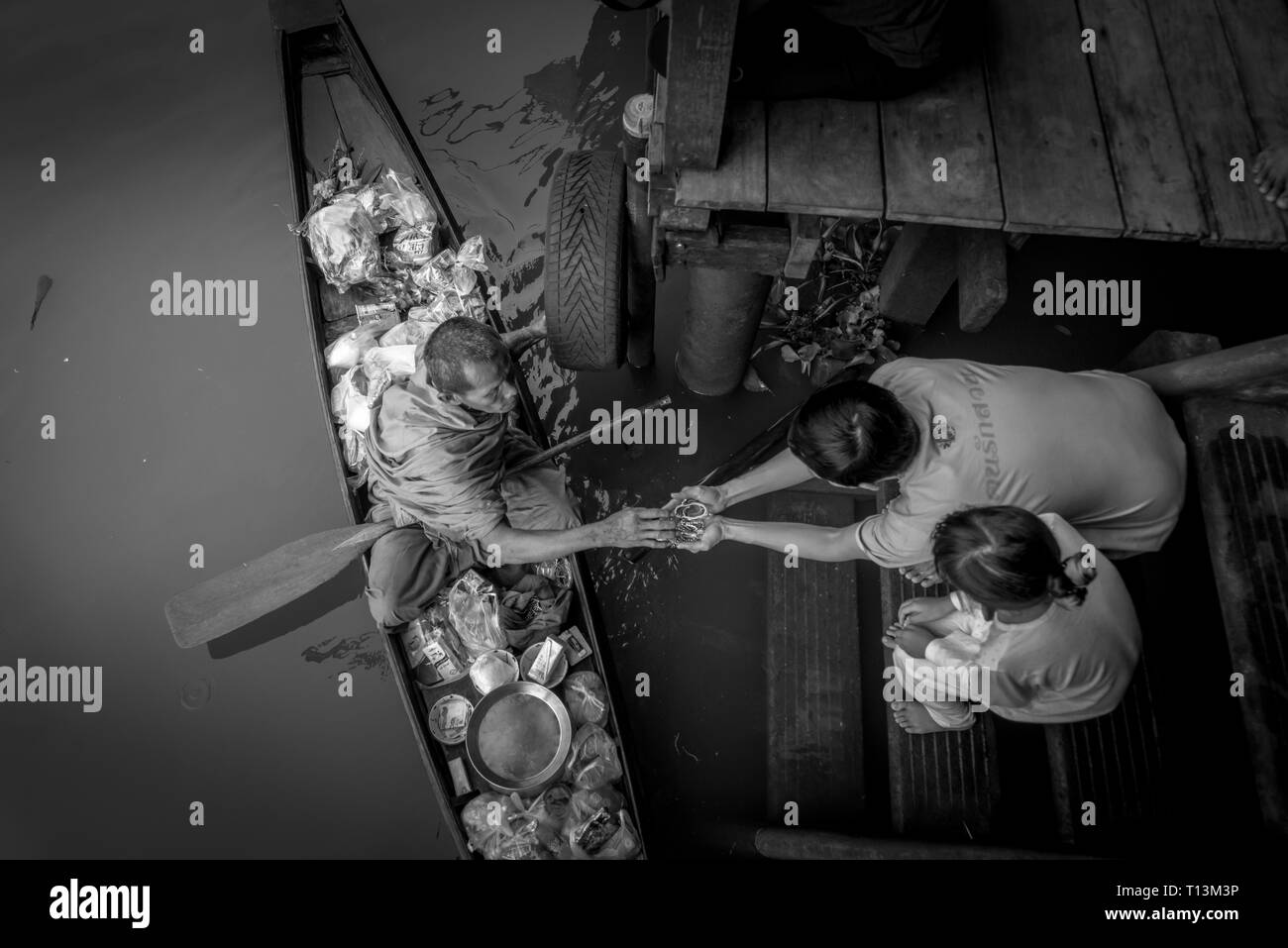 Amphawa, Thaïlande. Le 25 octobre 2015. La réception de l'Aumône en moine matin Amphawa depuis un adorateur. Banque D'Images