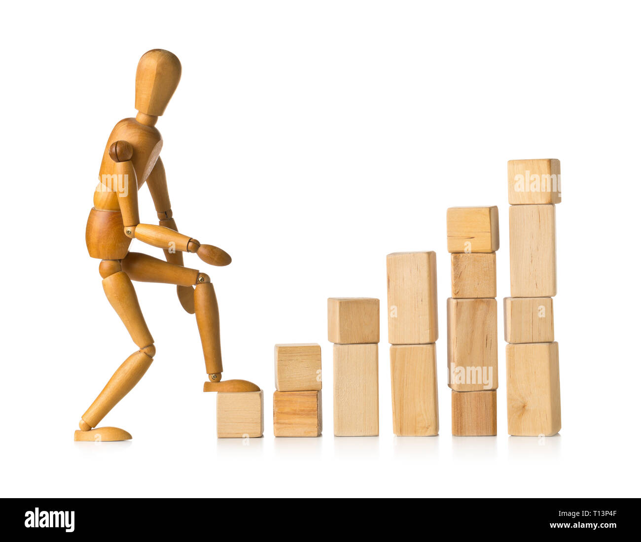 Mannequin en bois figure le premier pas sur un bloc en bois pièces construction étapes de formage - Carrière, la croissance ou le développement de concept white background Banque D'Images