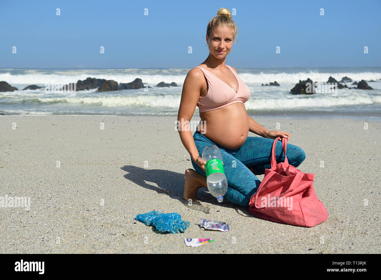 Femme Enceinte Le Nettoyage De La Plage De Déchets En