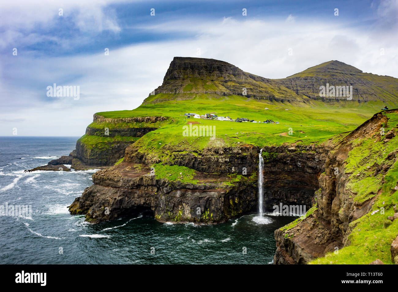 Le Danemark, îles Féroé, Vagar et cascade, Gasadalur Banque D'Images