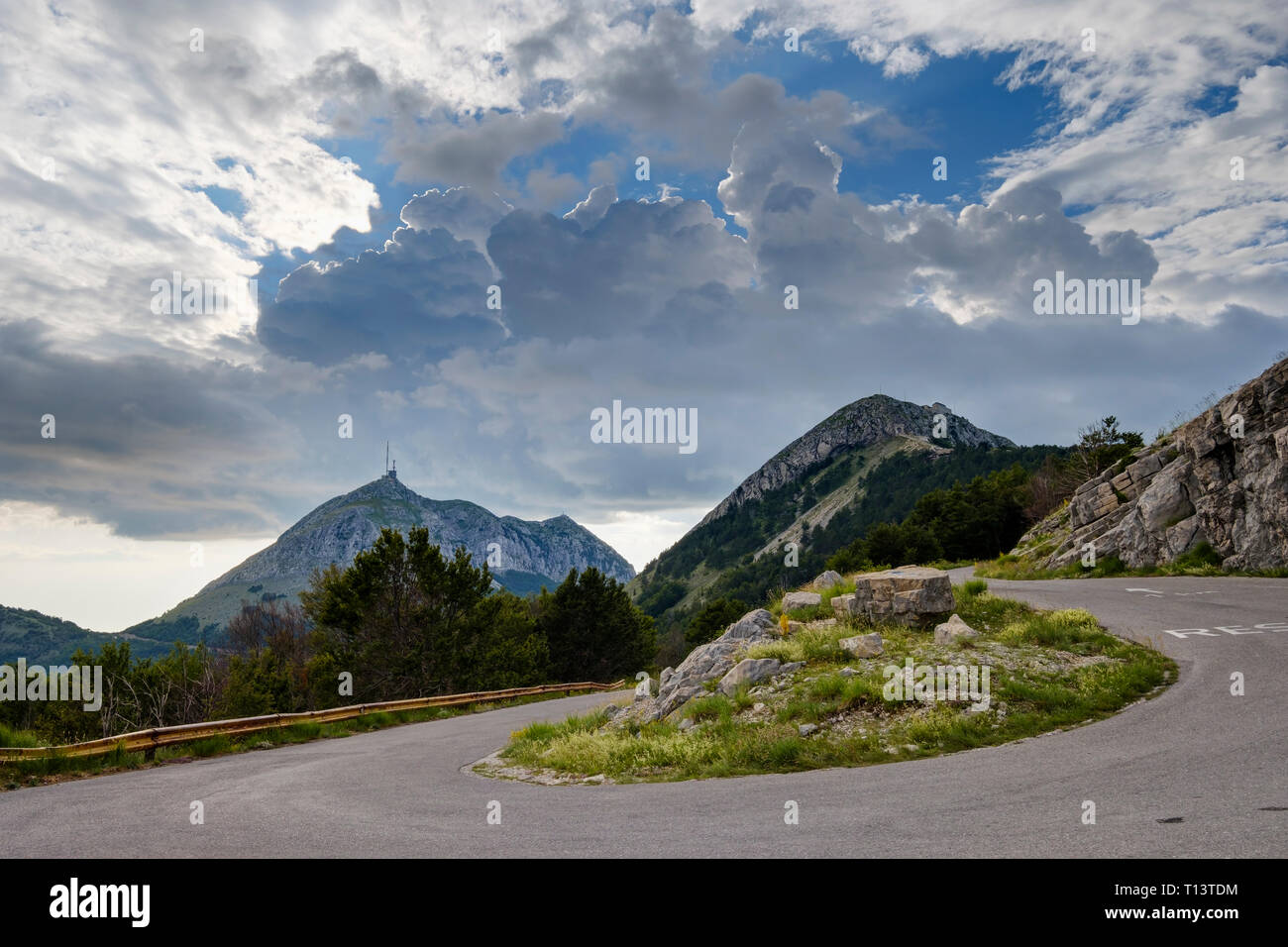 Le Monténégro, le parc national de Lovcen, route de montagne sinueuse vers Jezerski Vrh Banque D'Images