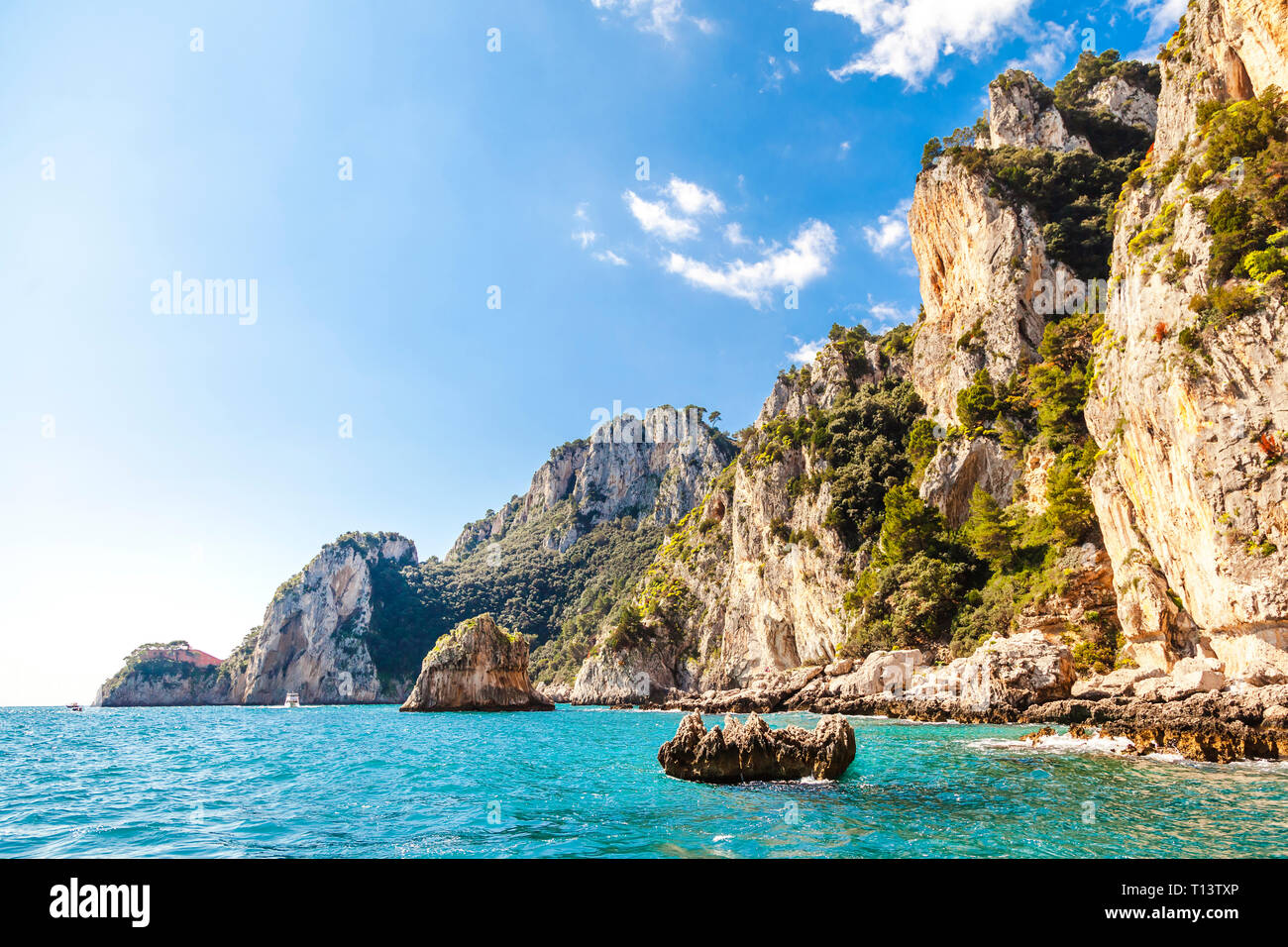 L'Italie, Campanie, Capri, des falaises rocheuses Banque D'Images