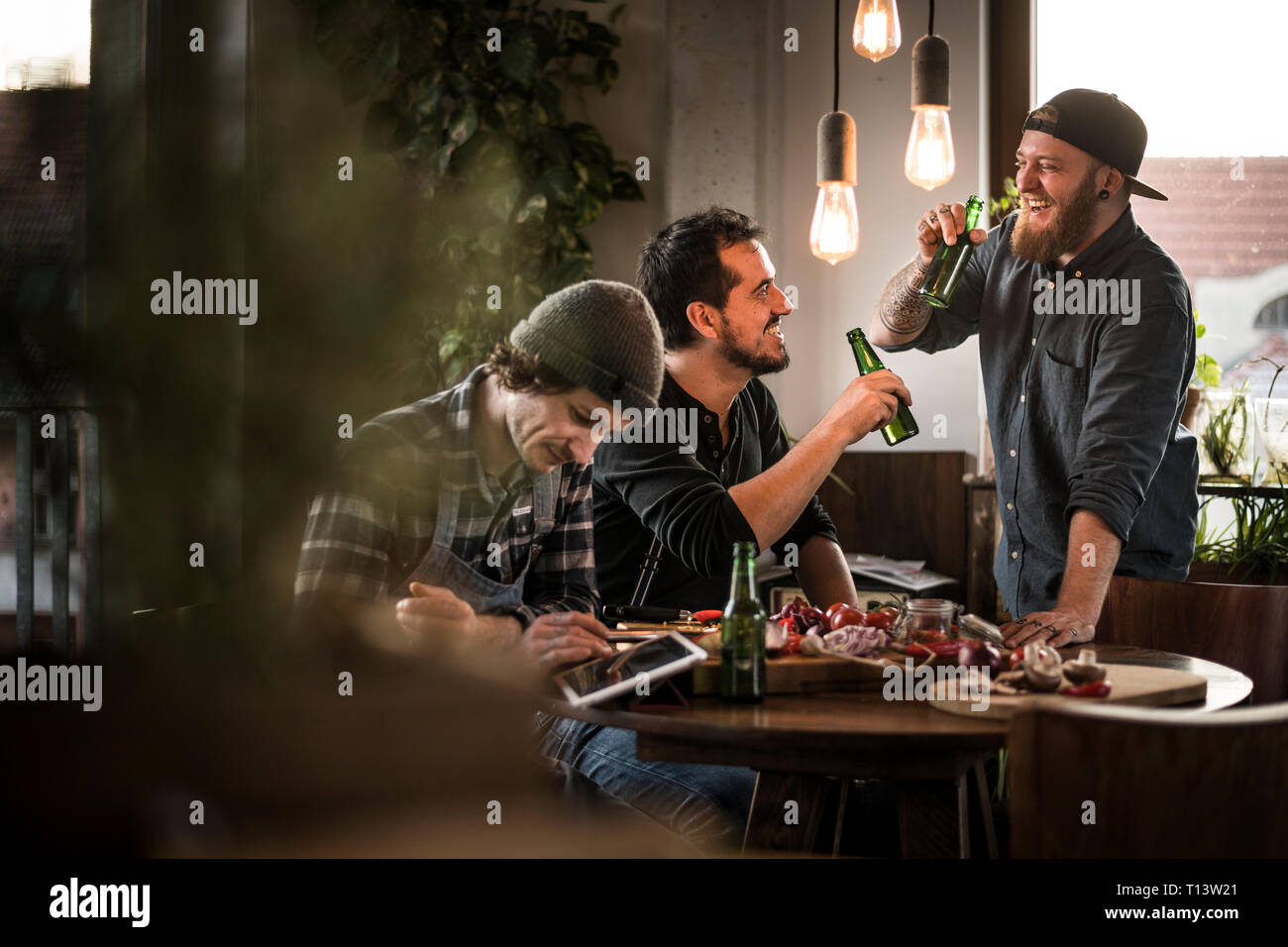 Les amis de boire une bière et manger ensemble, ce qu'ils ont cuit Banque D'Images