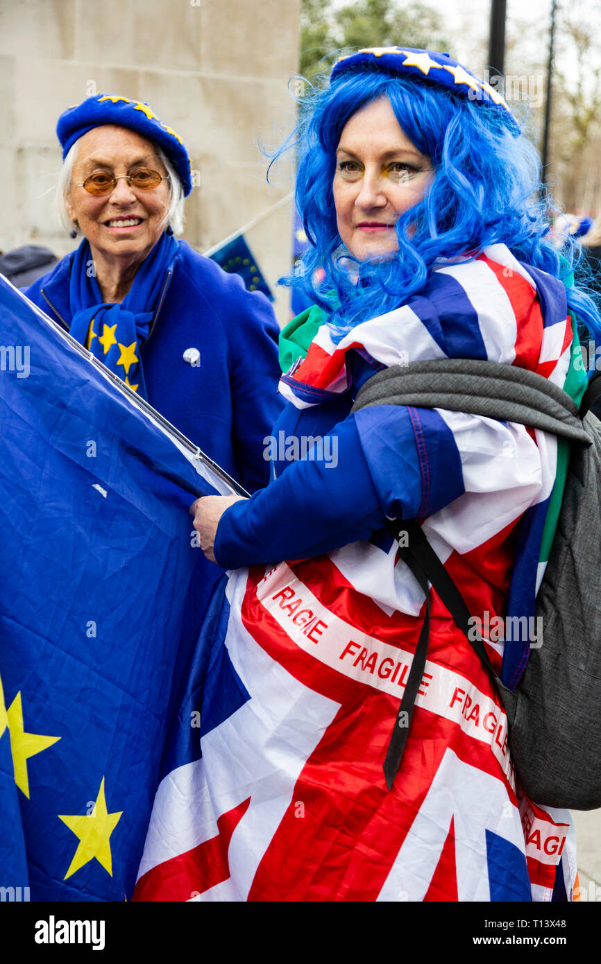 Londres, Royaume-Uni. 23 mars 2019. Restent partisans et des manifestants prendre part à une marche pour arrêter Brexit dans Central Londres appelant à un vote du peuple. Crédit : Images éclatantes/Alamy Live News Banque D'Images