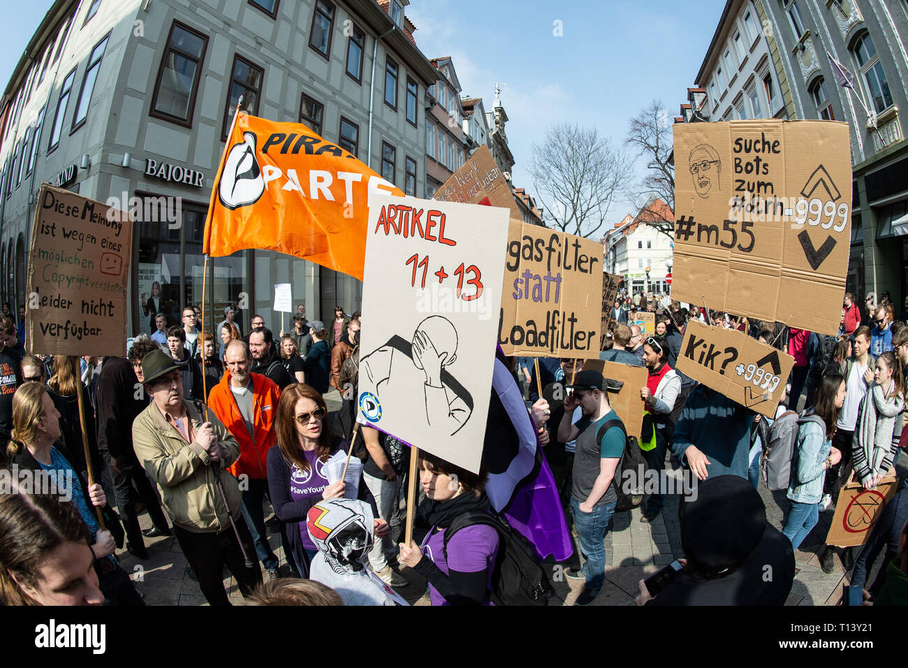 23 mars 2019, Basse-Saxe, Göttingen : les participants avec bannières et drapeaux fera preuve sous la devise 'enregistrer votre Internet' contre les filtres de téléchargement à l'occasion de la réforme du droit d'auteur de l'UE prévue. Peu avant le vote décisif sur la réforme du droit d'auteur dans l'UE Parlement européen, des milliers en Europe ont protesté contre le projet. Les adversaires de la réforme et en particulier de l'article 13 avait annoncé des manifestations dans près de 20 pays. Photo : Swen Pförtner/dpa Banque D'Images