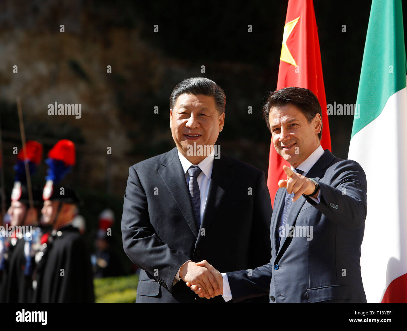 Rome, Italie. 23 mars, 2019. Le Premier ministre italien, Giuseppe Conte, droite, serre la main avec le président de la Chine Xi Jinping à la Villa Madama. Credit : Riccardo De Luca/Alamy Images de mise à jour Live News Banque D'Images