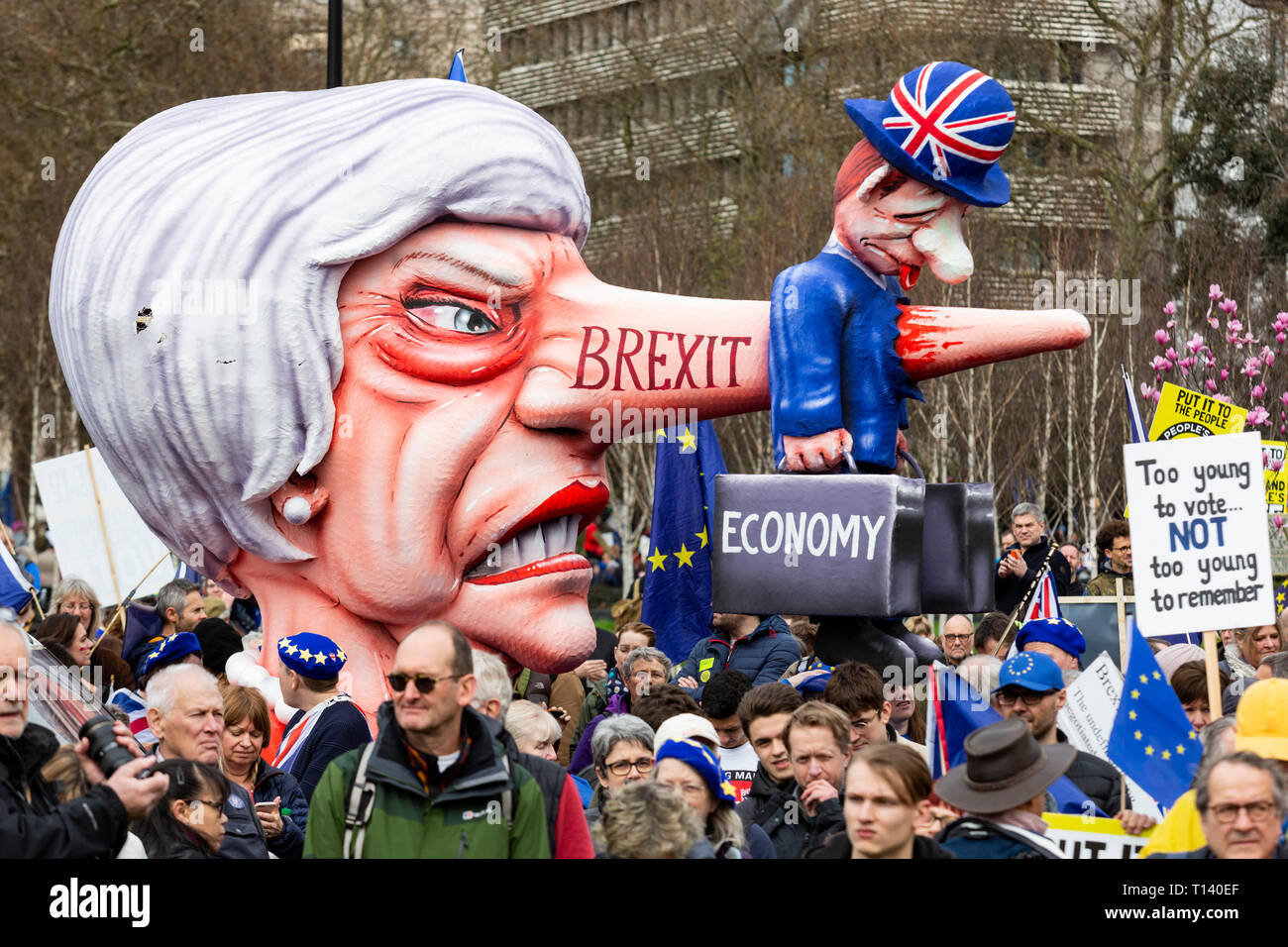 Londres, Royaume-Uni. Mar 23, 2019. Jacques Tilly's Brexit flotteur à Theresa peut effigie. Restent partisans et des manifestants prendre part à une marche pour arrêter Brexit dans Central Londres appelant à un vote du peuple. Crédit : Images éclatantes/Alamy Live News Banque D'Images