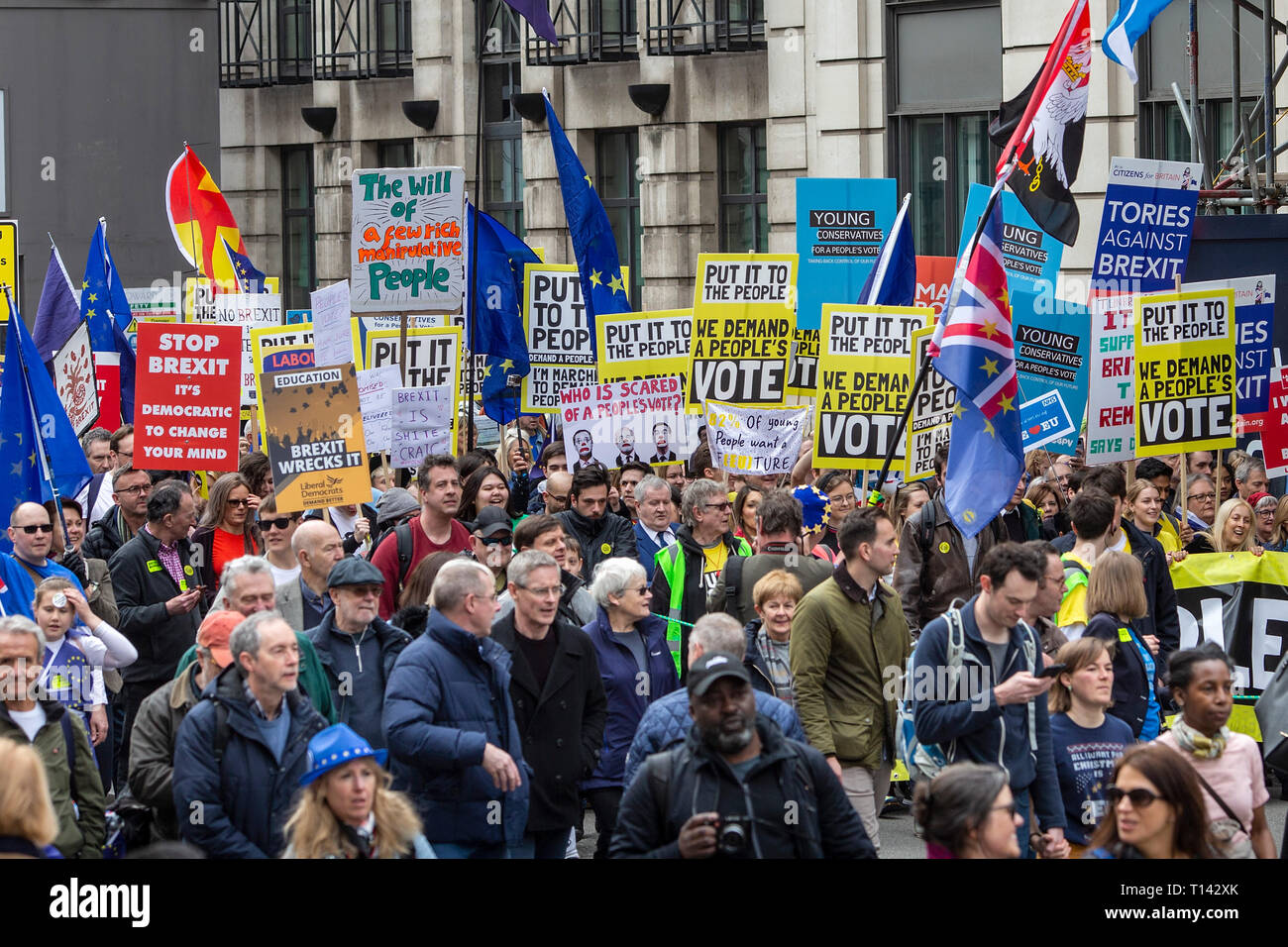 Londres, Royaume-Uni. Mar 23, 2019. Londres 23 mars 2019. Les manifestants de la "Mettre à la campagne électorale de mars à Central London exigeant un nouveau référendum sur Brexit. Crédit : David Rowland/One-Image Photography/Alamy Live News. Crédit : une image-photographie/Alamy Live News Banque D'Images