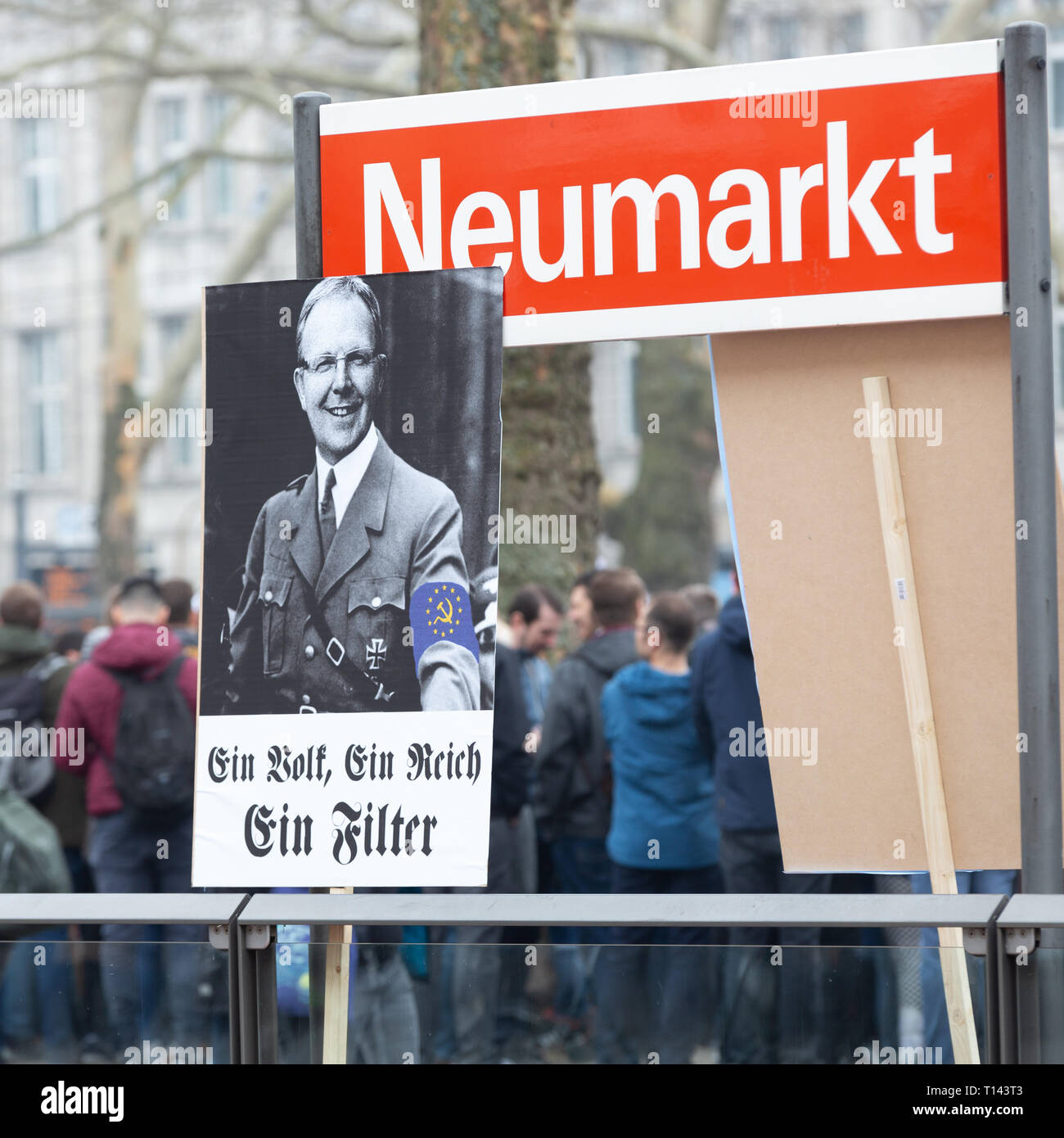 Cologne, Allemagne, le 23 mars 2019 : manifestation contre télécharger filtre, sur une affiche l'article à part, c'est l'homme politique Axel Voss illustré. Credit : Juergen Schwarz/Alamy Live News Banque D'Images
