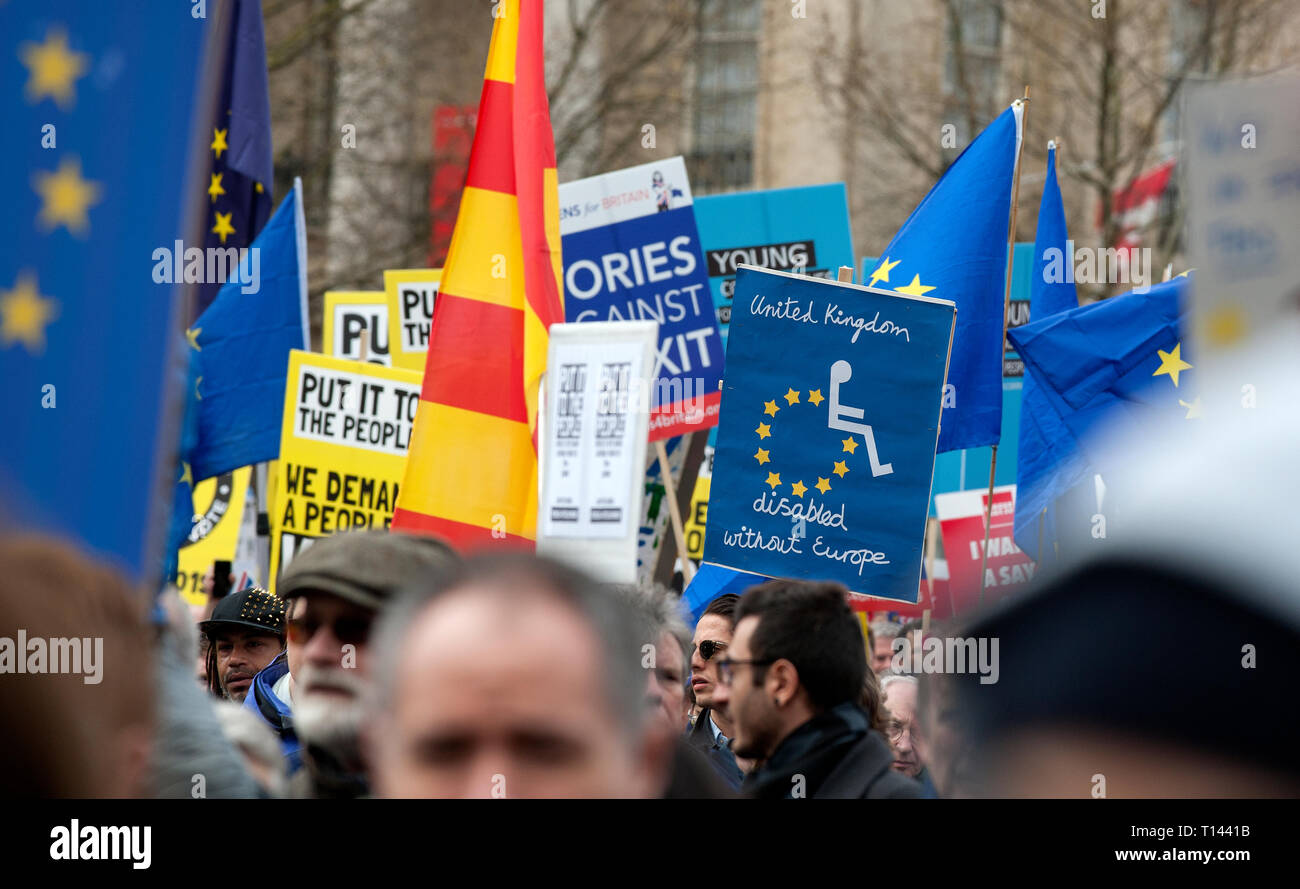 Londres, Angleterre, Royaume-Uni. Mar 23, 2019. Les peuples anti Vote Brexit Mars à Londres des centaines de milliers de partisans d'un vote des peuples, un deuxième référendum dans le débat Brexit throgh une marche de protestation contre le centre de Londres les politiques existantes qui sera débattue au Parlement cette semaine. Participation à la marche étaient Sir Vince Cable Lib. Rép.dém.leader et Carolyn Lucas co-leader du Parti Vert. Crédit : BRIAN HARRIS/Alamy Live News Banque D'Images