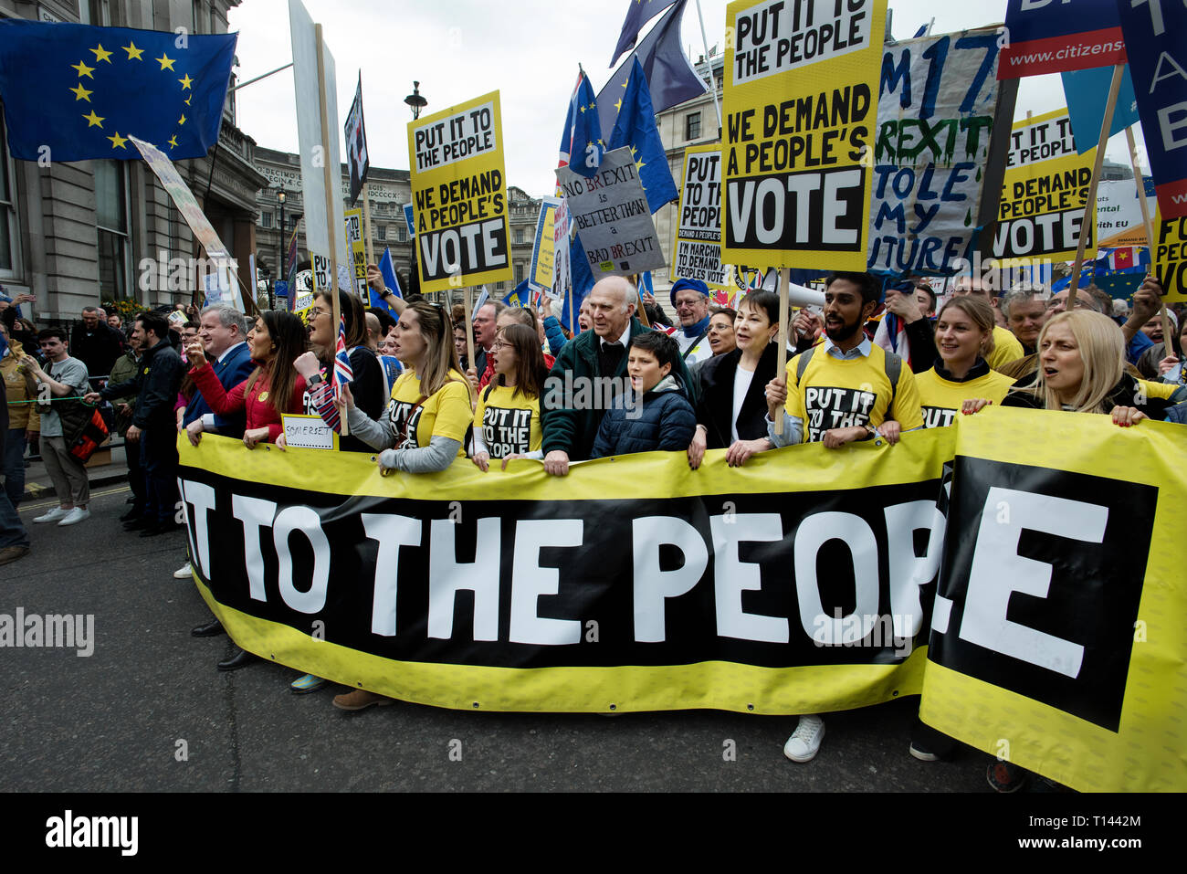 Londres, Angleterre, Royaume-Uni. Mar 23, 2019. Les peuples anti Vote Brexit Mars à Londres des centaines de milliers de partisans d'un vote des peuples, un deuxième référendum dans le débat Brexit throgh une marche de protestation contre le centre de Londres les politiques existantes qui sera débattue au Parlement cette semaine. Participation à la marche qu'on voit ici étaient Sir Vince Cable Lib. Rép.dém.leader et Carolyn Lucas co-leader du Parti Vert. Crédit : BRIAN HARRIS/Alamy Live News Banque D'Images