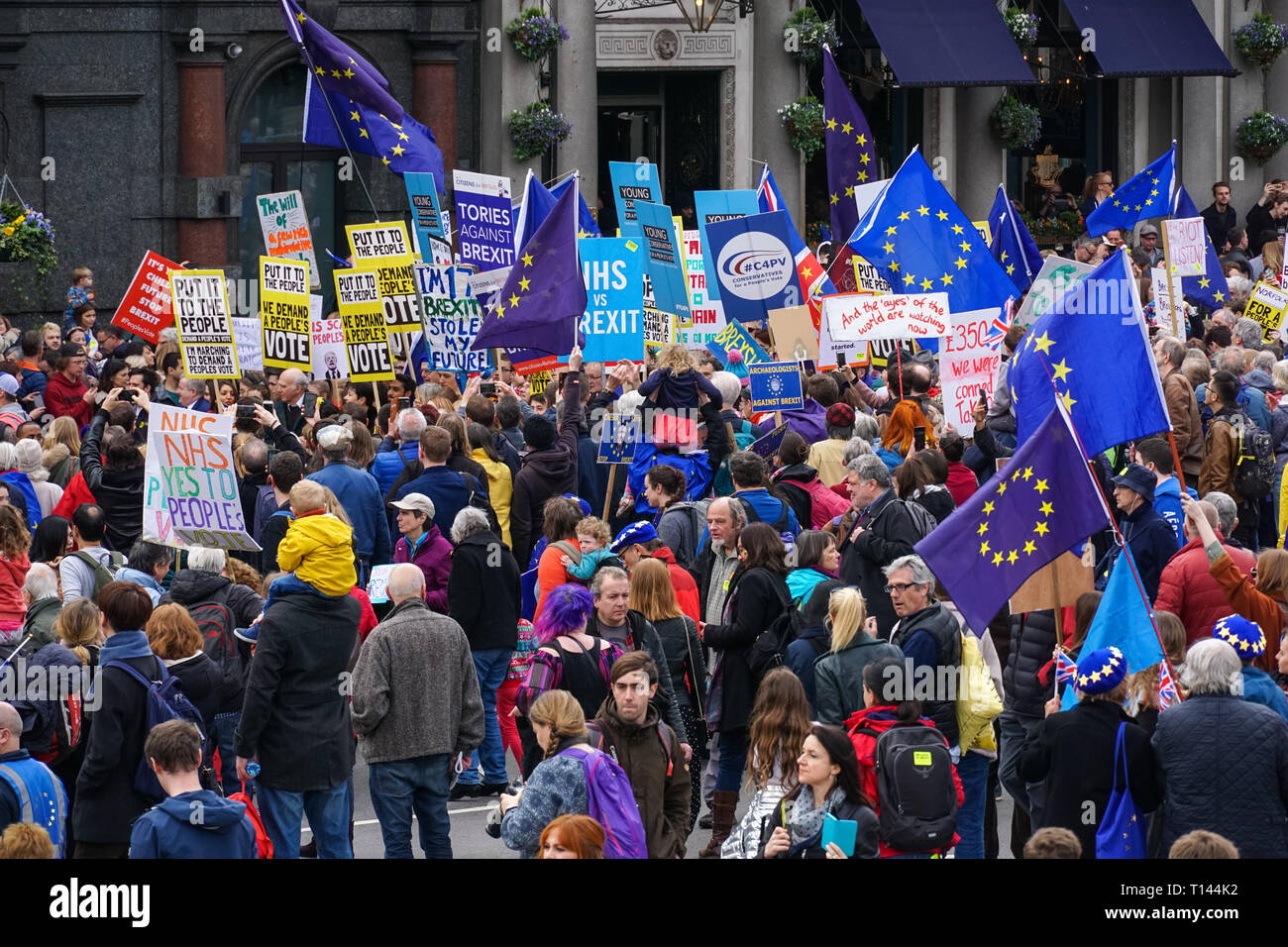 Londres, Royaume-Uni. 23 mars, 2019. Des milliers de manifestants rejoindre le vote du peuple mars à Londres. Credit : Marcin Rogozinski/Alamy Live News Banque D'Images