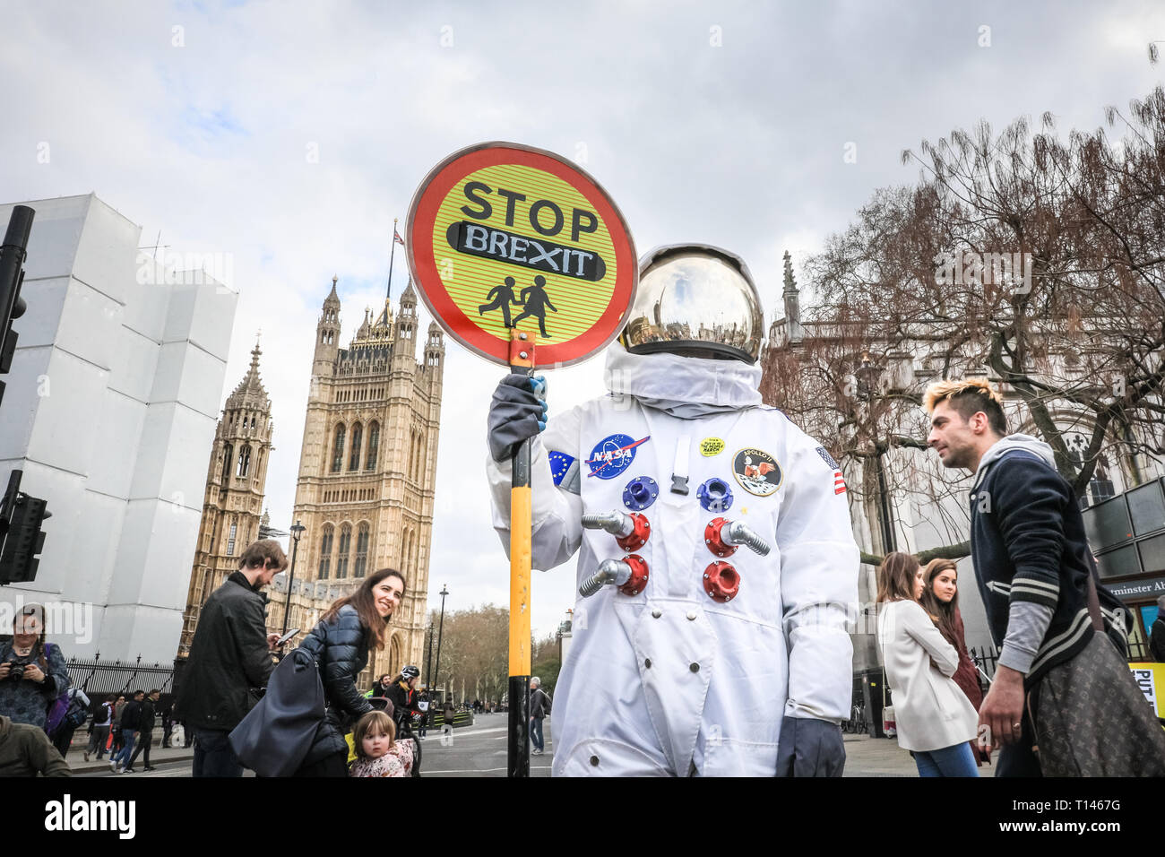 Londres, Royaume-Uni. Mar 23, 2019. Un manifestant en combinaison spatiale complète, avec Stop Brexit Lollipop signe. Le vote du peuple "Mars", également appelé "Mettre à la mars à la place du Parlement. Le mois de mars, a réuni des centaines de milliers, fait son chemin à travers le centre de Londres et se termine par des discours par les partisans et politiciens de la place du Parlement, Westminster. Credit : Imageplotter/Alamy Live News Banque D'Images