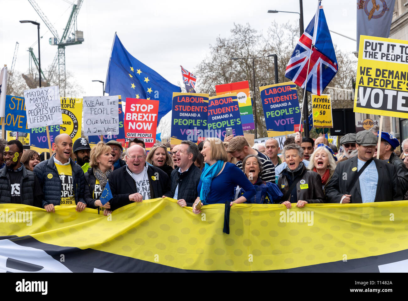 Londres, Royaume-Uni. Mar 23, 2019. Des milliers de personnes viennent à une manifestation appelant à un deuxième référendum sur la sortie de la Grande-Bretagne de l'Union européenne, connue sous le nom de Brexit. Credit : AndKa/Alamy Live News Banque D'Images