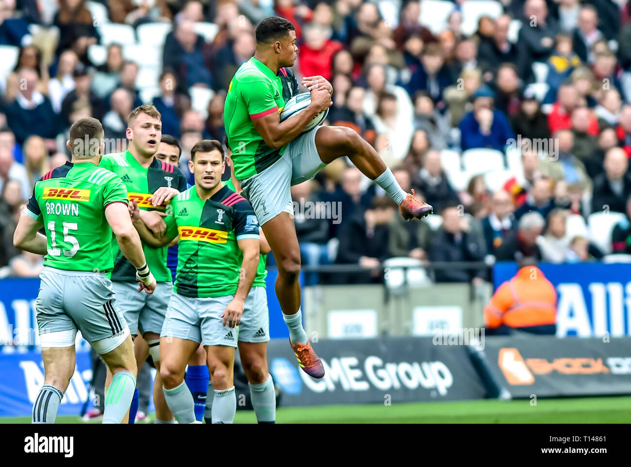 Londres, Royaume-Uni. 23 mars, 2019.Harlequins Nathan Earle attrape la balle élevée au cours de l'Aviva Premiership match entre sarrasins et Harlequins au stade de Londres, Queen Elizabeth Olympic Park , , Londres, Angleterre le 23 mars 2019. Photo par Phil Hutchinson. Usage éditorial uniquement, licence requise pour un usage commercial. Aucune utilisation de pari, de jeux ou d'un seul club/ligue/dvd publications. Credit : UK Sports Photos Ltd/Alamy Live News Banque D'Images