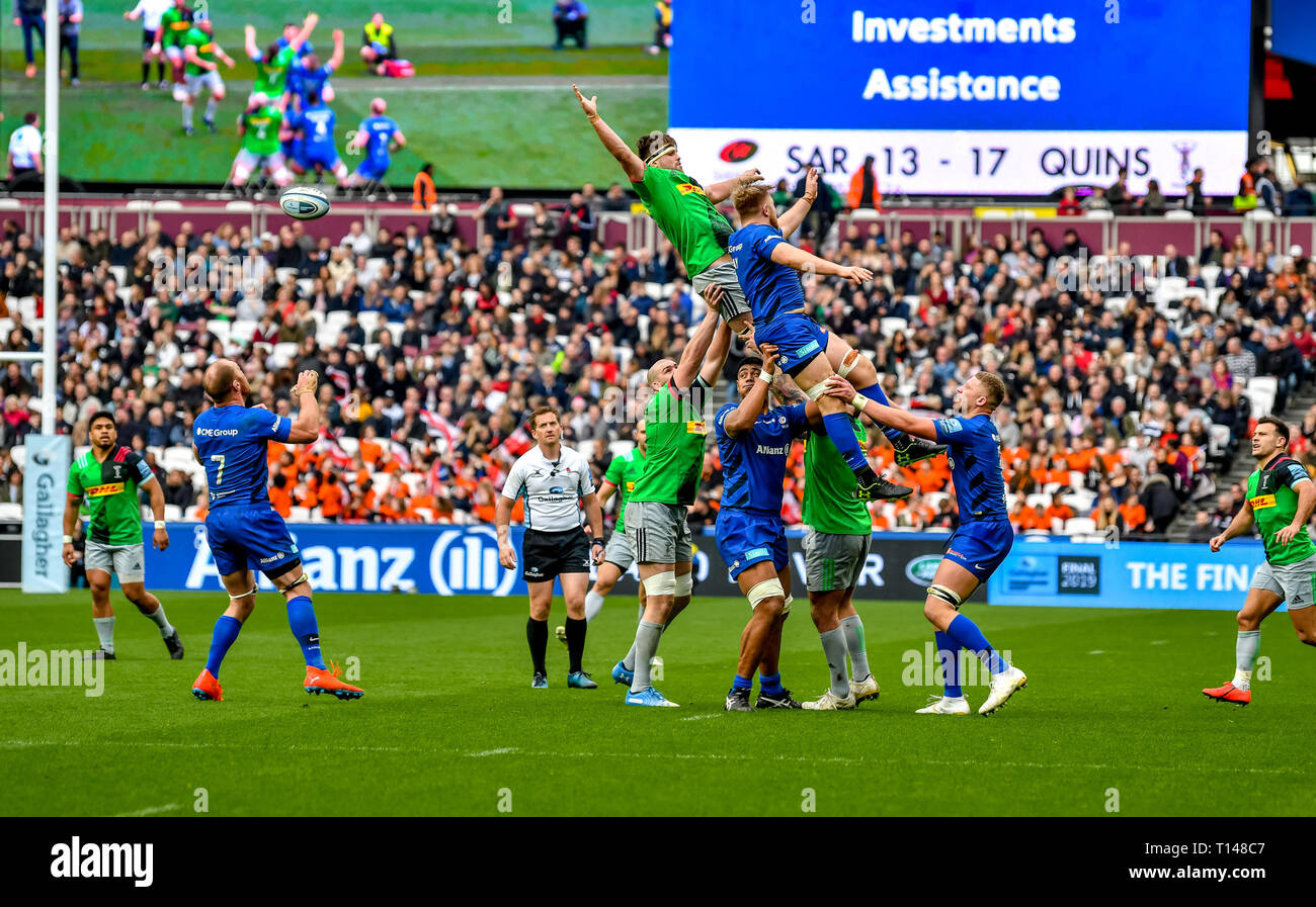 Saracens Schalk Burger recueille une longue balle de la ligne au cours de l'Aviva Premiership match entre sarrasins et Harlequins au stade de Londres, Queen Elizabeth Olympic Park , , Londres, Angleterre le 23 mars 2019. Photo par Phil Hutchinson. Usage éditorial uniquement, licence requise pour un usage commercial. Aucune utilisation de pari, de jeux ou d'un seul club/ligue/dvd publications. Banque D'Images