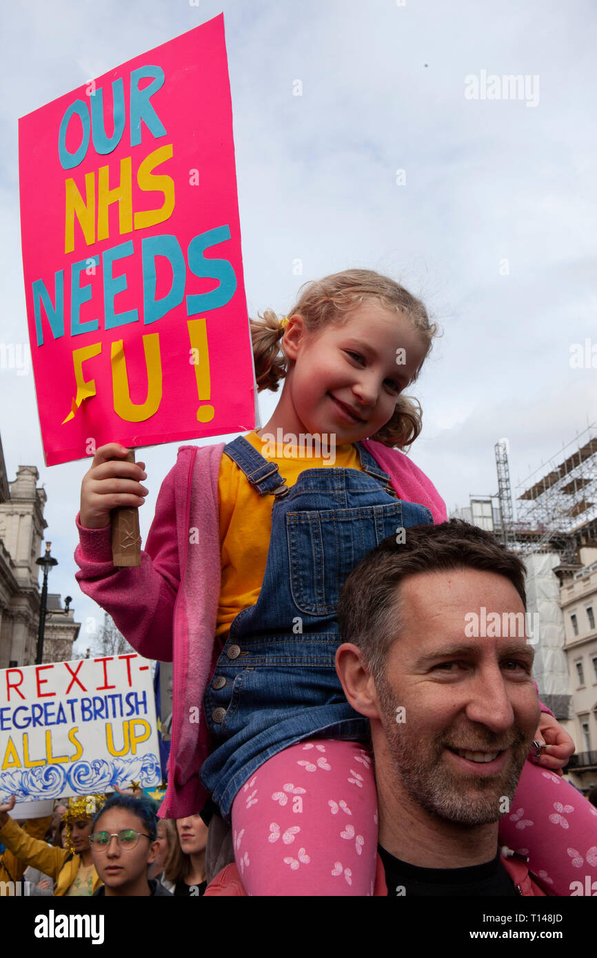 Londres, Royaume-Uni. 23 mars, 2019. La mettre au peuple mars à Londres : les gens avec des pancartes faites maison callling pour un vote du peuple devant les portes de Downing Street sur Whitehall. Crédit : Anna Watson/Alamy Live News Banque D'Images