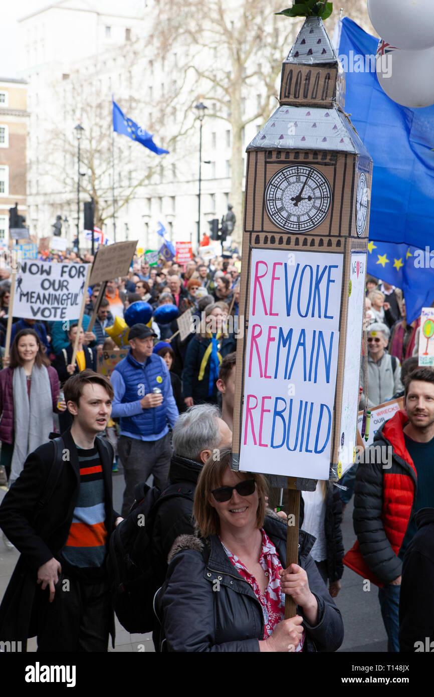 Londres, Royaume-Uni. 23 mars, 2019. La mettre au peuple mars à Londres : les gens avec des pancartes faites maison callling pour un vote du peuple devant les portes de Downing Street sur Whitehall. Crédit : Anna Watson/Alamy Live News Banque D'Images