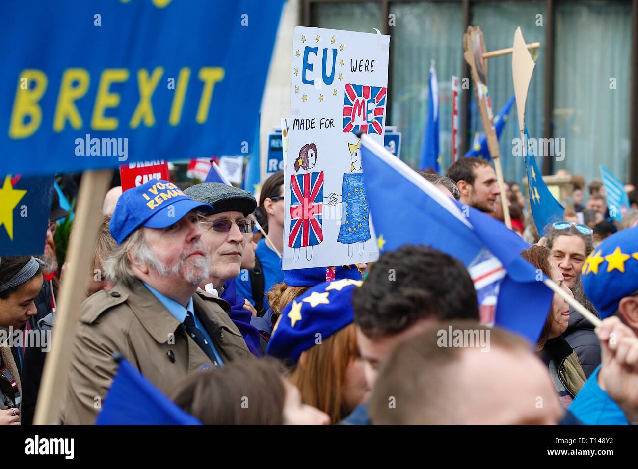 Londres, Royaume-Uni. 23 Mar, 2019. Vote du peuple Mars : des centaines de milliers de partisans pro-UE assister à une masse mars à Westminster. Personnes devraient rejoindre la marche de Park Lane à la place du Parlement, avec des discours à compter de midi à partir de 14h45 à partir de tous les partis politiques. ©PAUL Lawrenson, 2019 Crédit photo : Paul Lawrenson/Alamy Live News Banque D'Images