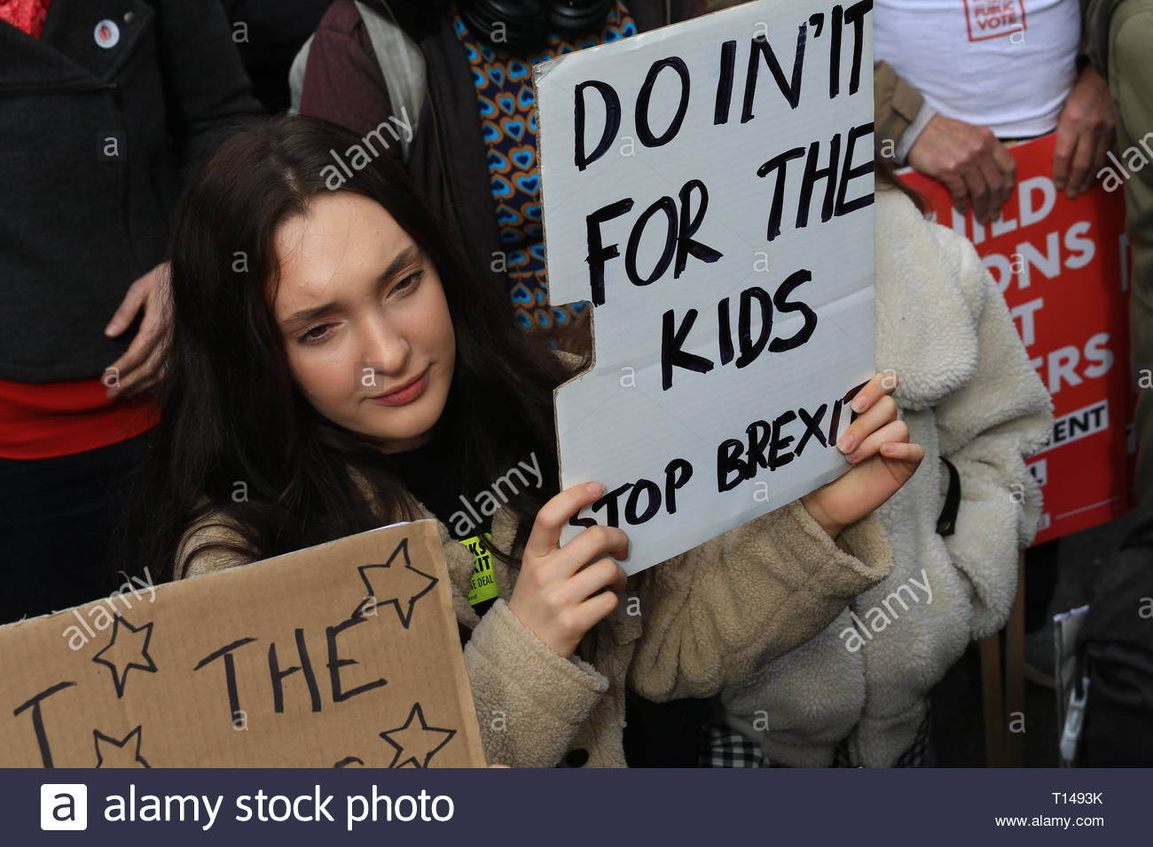 Une jeune femme à la mars aujourd'hui à Londres Banque D'Images