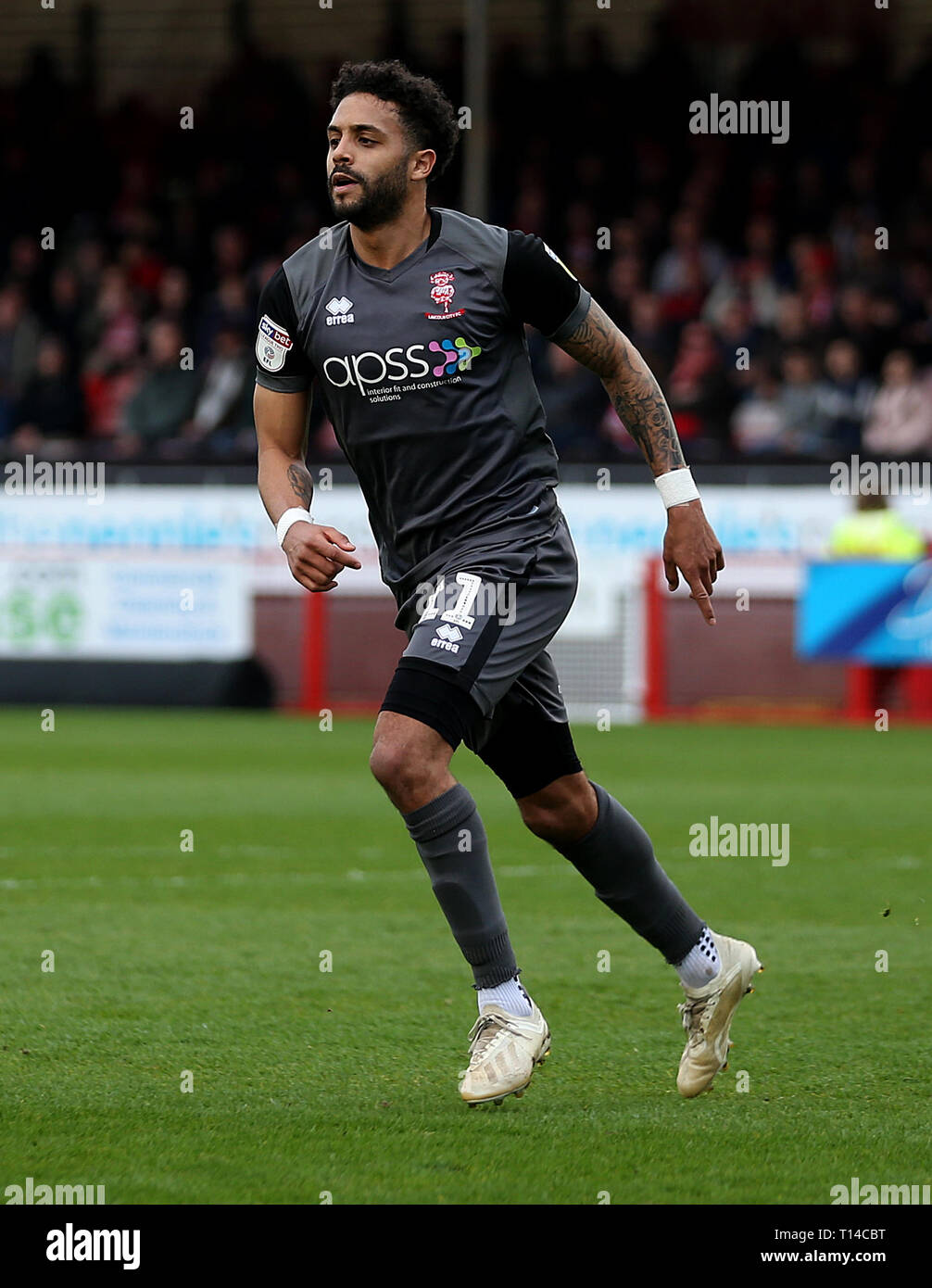 Lincoln City's Bruno Andrade fête marquant son premier but au cours de l'autre Sky Bet League deux correspondent à la pension, du stade de Crawley. Banque D'Images