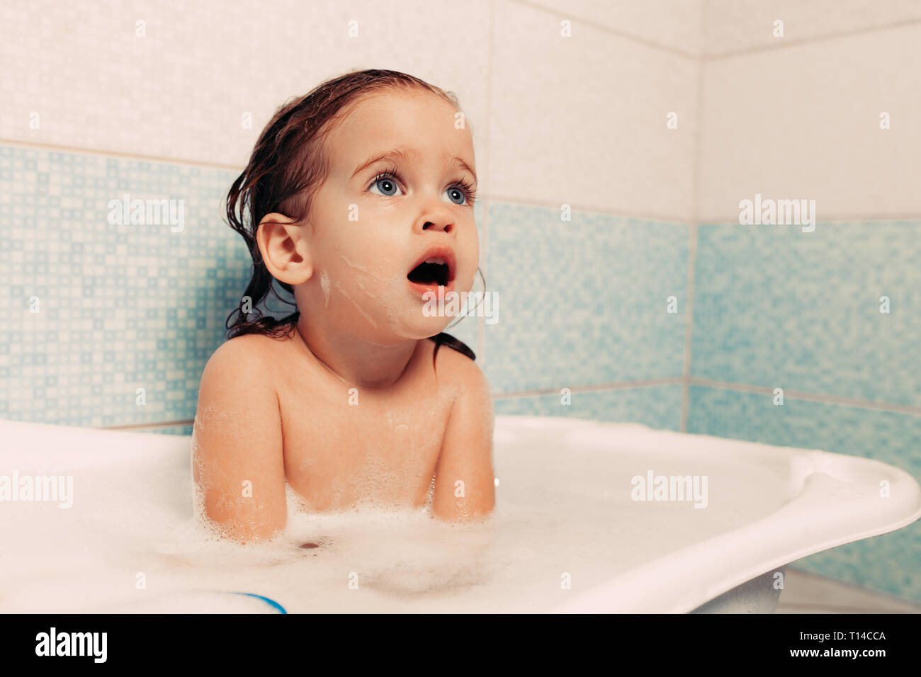 Fun Happy Heureux De Prendre Un Bain De Bebe Enfant Jouant Avec Des Bulles De Mousse Petit Enfant Dans Une Baignoire Dans La Salle De Bains Pour Enfants Souriant Sur Fond Bleu